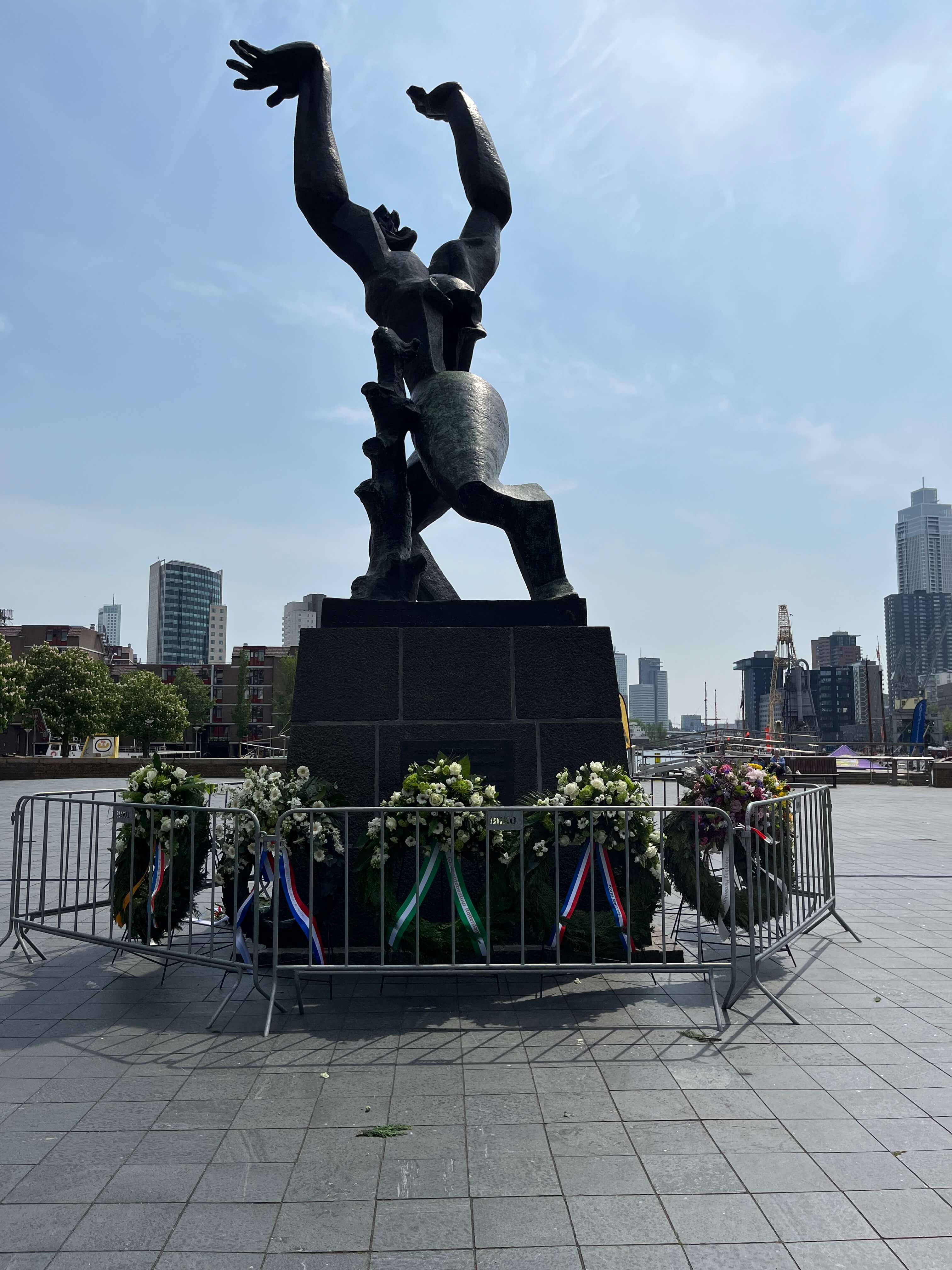 ©Stadsarchief. Herdenking 2023 bij beeld Zadkine.