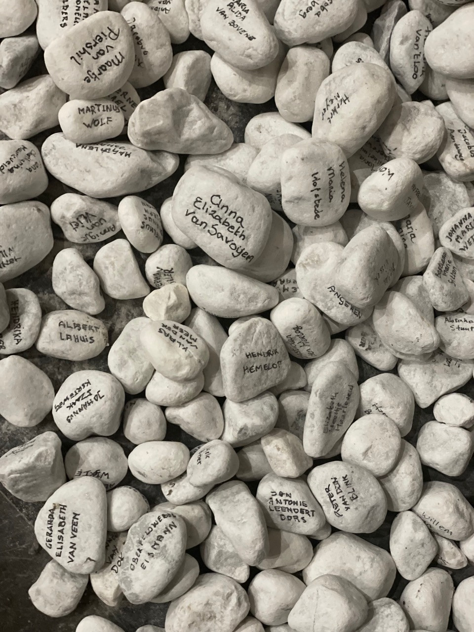 ©Yvette van Dael. Steentjes met namen slachtoffers bombardement in de Laurenskerk.