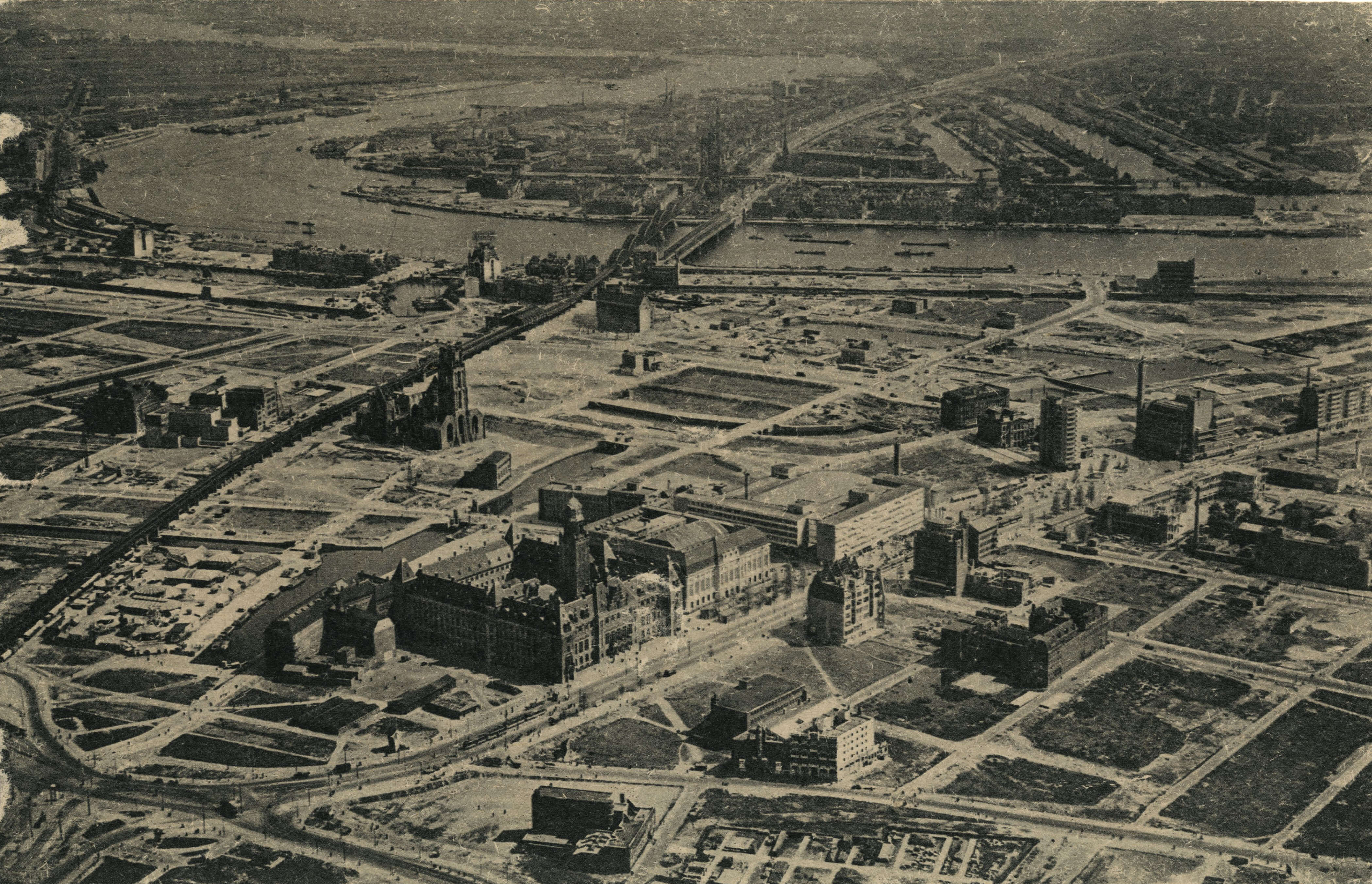 Stadsarchief -Collectie panorama en luchtfoto’s. Luchtopname na het bombardement